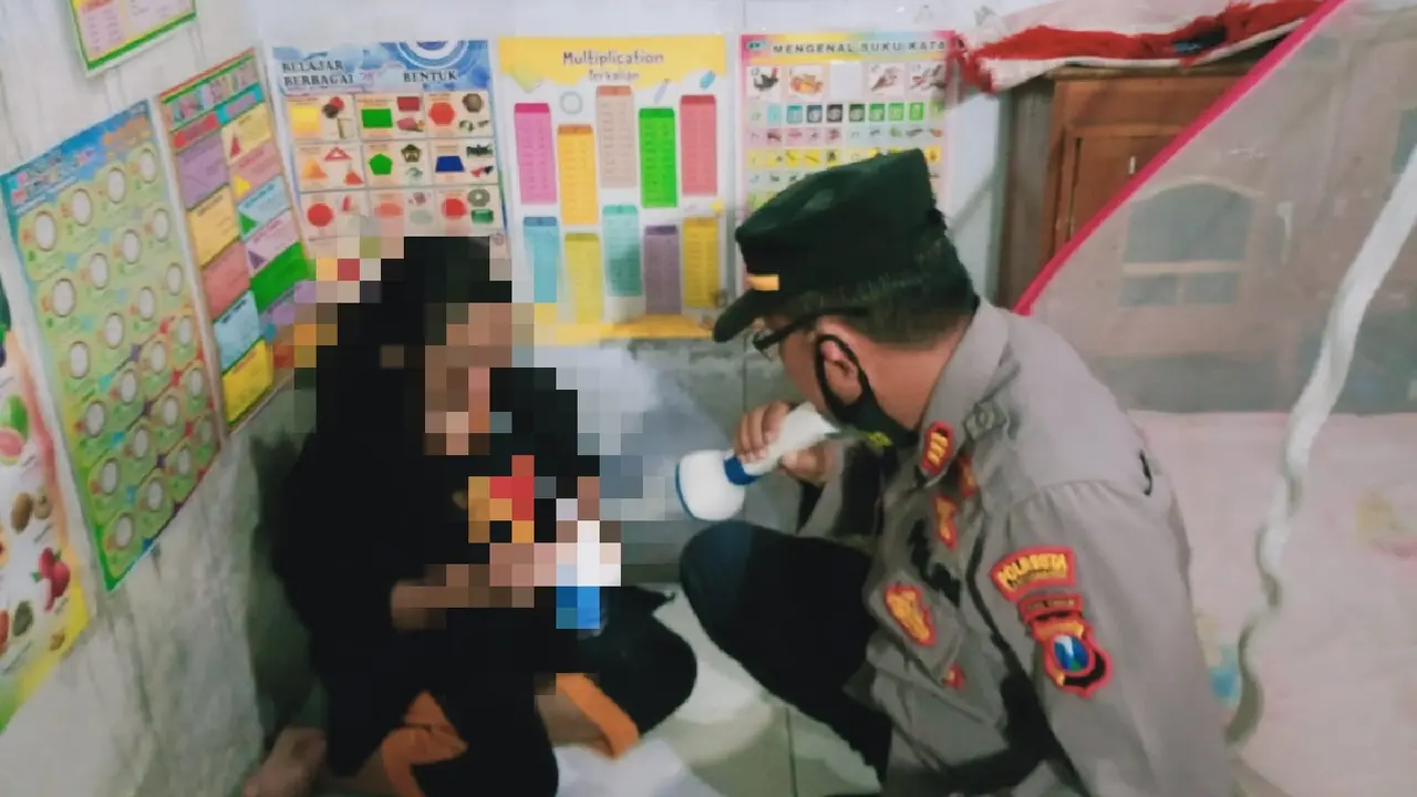 Polisi amankan DR yang sedang mengisap sabu di sebuah rumah di Kecamatan Glenmore. (Istimewa)