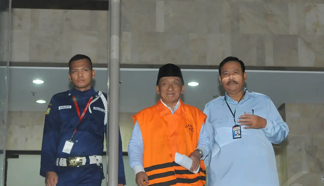 Ketua DPRD Bangkalan, Fuad Amin Imron enggan berkomentar terkait pemeriksaannya oleh penyidik KPK, Jakarta, Senin (8/12/2014). (Liputan6.com/Herman Zakharia)