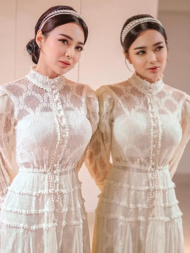 Wika Salim Pakai Gaun Serba Putih