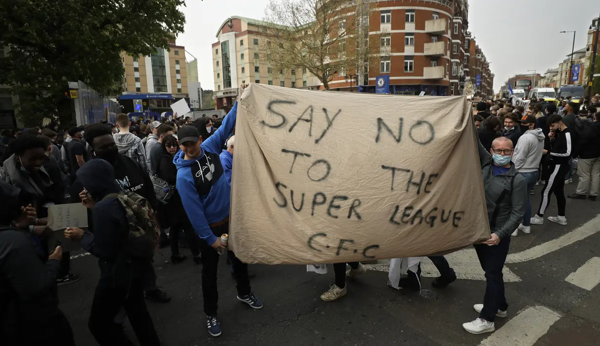 Fans Chelsea melakukan aksi protes menentang keputusan Chelsea ikut serta dalam pembentukan Liga Super Eropa di luar Stadion Stamford Bridge, London, Inggris, Selasa (20/4/2021). Usulan 12 klub membentuk Liga Super Eropa memicu kemarahan dan kecaman hingga humor dan sarkasme. (AP Photo/Matt Dunham)