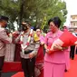 Pemberian ulos menyambut Kepala Kepolisian Daerah Sumatera Utara (Kapolda Sumut) yang baru, Irjen Pol Panca Putra Simanjuntak beserta istri, Rita