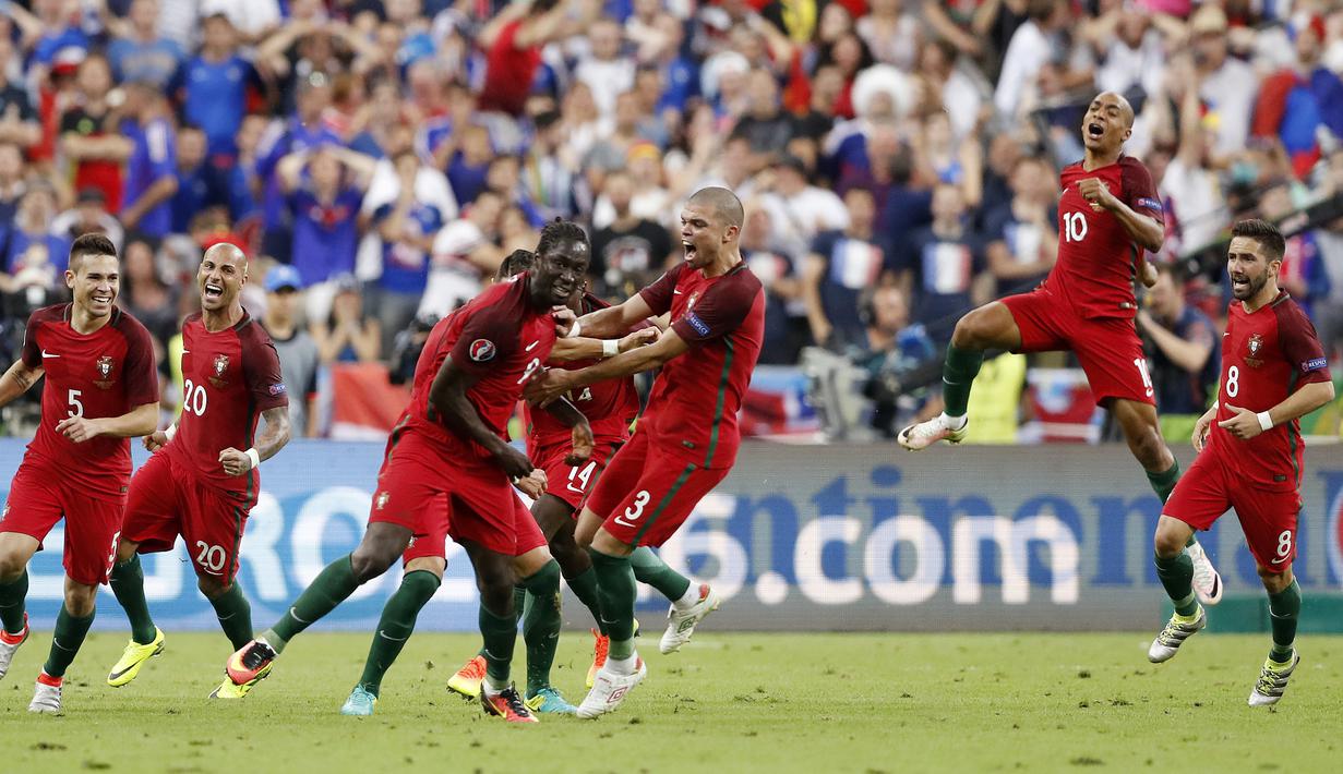 Pemain Portugal merayakan gol yang dicetak Eder ke gawang Prancis pada laga final Piala Eropa 2016 di Stade de France, Saint-Denis, Senin (11/7/2016) dini hari WIB. (Reuters/Carl Recine)