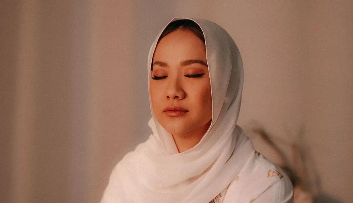 Bunga Citra Lestari memang selalu tampil menawan di setiap gaya penampilannya. Penampilan BCL saat berkerudung pun membuat pelantun lagu Cinta Sejati curi perhatian publik. Banyak yang semakin terpukau dengan kecantikan BCL saat berkerudung. (Liputan6.com/IG/bclsinclair)