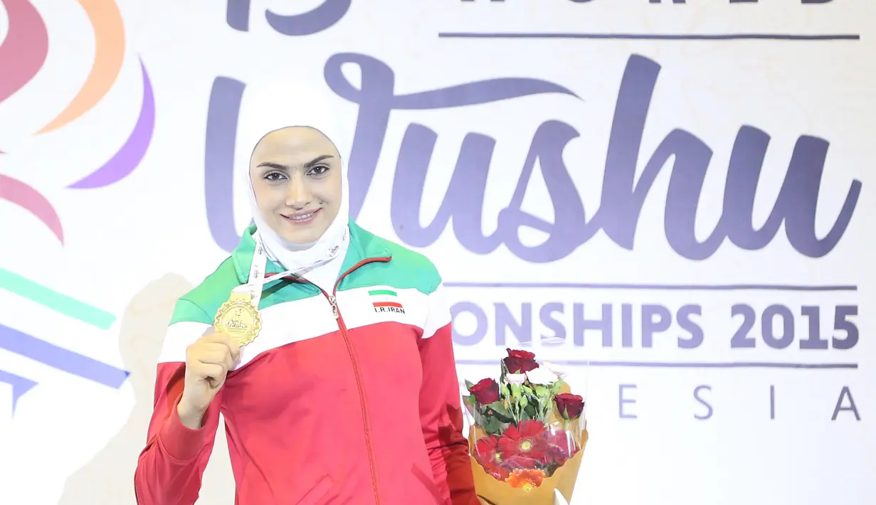 Atlet Wushu Iran saat menerima medali Emas pada Kejuaraan Dunia Wushu 2015 di Istora, Senayan, Jakarta, Rabu (18/11/2015). (Bola.com/Nicklas Hanoatubun)