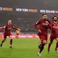 Pemain Liverpool Roberto Firmino (kedua kanan) merayakan golnya ke gawang Wolverhampton Wanderers pada pertandingan Liga Inggris di Molineux Stadium, Wolverhampton, Inggris, Kamis (23/1/2020). Liverpool menang 2-1. (Oli SCARFF/AFP)