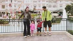 Syahnaz Sadiqah bersama anak kembar dan suaminya, Jeje Govinda sedang menikmati liburan di Paris, Prancis. Beberapa tempat menarik dikunjungi oleh pasangan ini. (FOTO: instagram.com/syahnazs/)