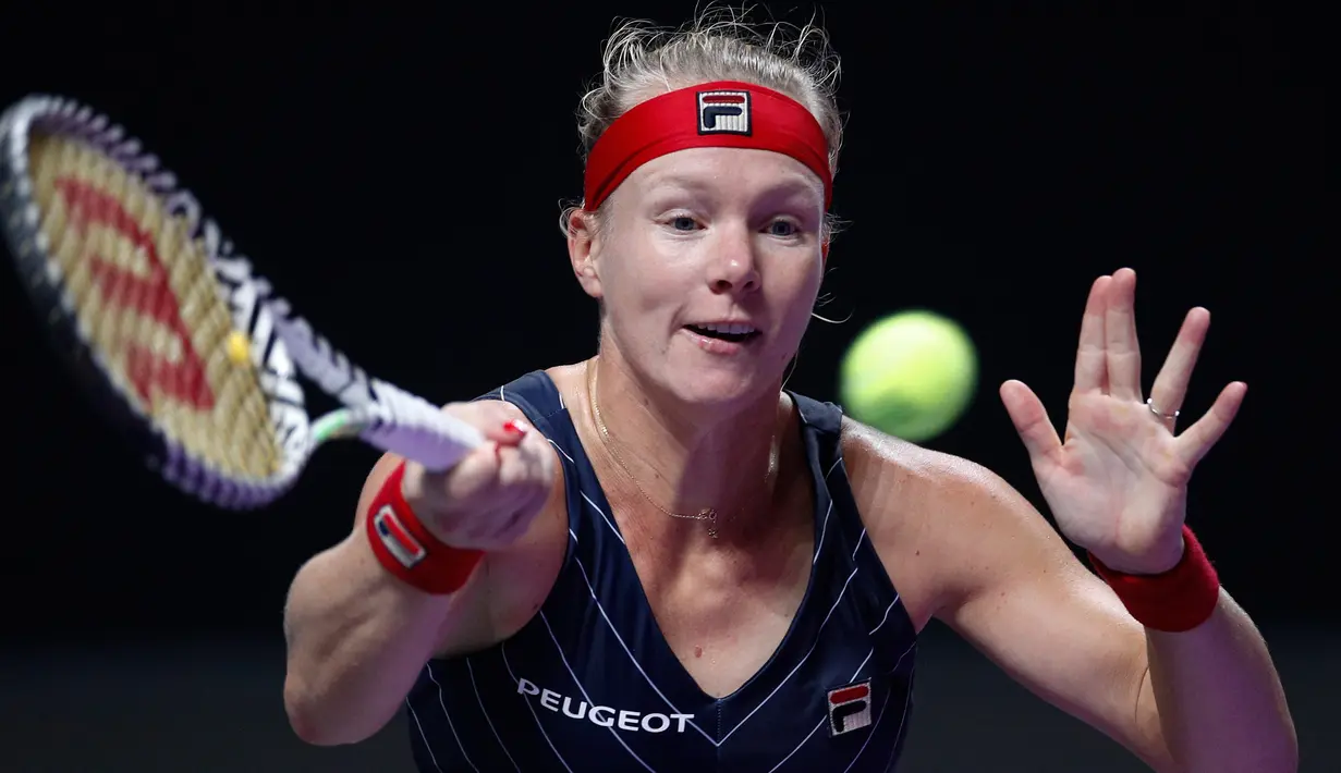 Petenis Belanda, Kiki Bertens berusaha mengembalikan bola ke arah petenis Australia, Ashleigh Barty pada turnamen WTA Finals 2019 di Shenzhen, China, Selasa (29/10/2019). Bertens secara mengejutkan mengalahkan petenis peringkat satu dunia dengan 3-6, 6-3, 6-4 dalam waktu 2 jam 9 menit (AP/Andy Wong)