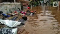 Sejumlah sepeda motor terendam banjir di kawasan Kebalen, Jakarta, Sabtu (20/2/2021). Curah hujan yang tinggi menyebabkan banjir setinggi orang dewasa di kawasan Kebalen. (Liputan6.com/Johan Tallo)