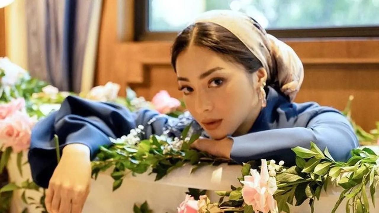 Potret Terbaru Nikita Willy Setelah Tunangan, Tampil Berhijab dan Elegan
