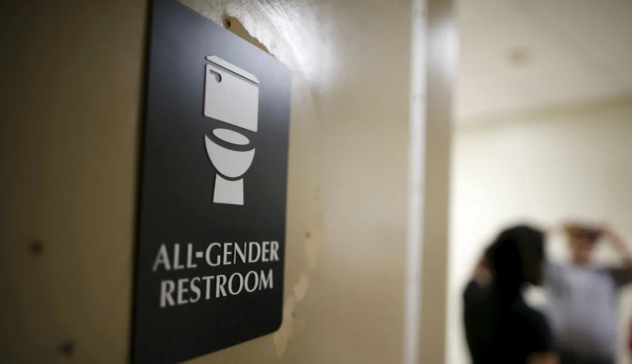 Pintu bertuliskan 'All-gender restroom' terlihat di toilet netral gender pertama di Santee High School, Los Angeles, California, AS, Senin (18/4). Toilet disediakan sebagai langkah mendukung dan menampung siswa transgender. (REUTERS/Lucy Nicholson)