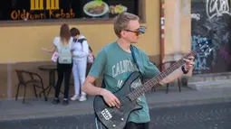 Seorang pria tampil di acara Hari Musik Jalanan (Street Music Day) di Vilnius, Lithuania (18/7/2020). Sejumlah musisi profesional dan amatir tampil di jalan-jalan dan taman di kota tua Vilnius dalam rangka merayakan Hari Musik Jalanan pada Sabtu (18/7). (Xinhua/Alfredas Pliadis)