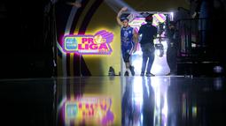 Kapten tim Jakarta LavAni Allobank Electric, Dio Zulfikri memasuki lapangan jelang laga grand final PLN Mobile Proliga 2024 menghadapi Jakarta Bhayangkara Presisi di Indonesia Arena, Senayan, Jakarta, Minggu (21/7/2024). Jakarta LavAni Allobank Electric kalah 1-3 (30-28, 22-25, 22-25 dan 23-25) dan menjadi juara. (Bola.com/Bagaskara Lazuardi)