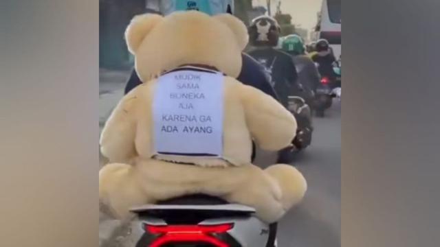 6 Potret Orang Bonceng Boneka Ini Kocak Banget, Sudah Kelamaan Jomblo