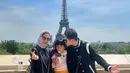 Berfoto di depan Menara Eiffel, duo ibu anak ini tampil serba-hitam. Venna tampil chic dengan blazer dan Athalla bergaya sporty dengan jaket bomber. [Foto: @athallanoval7]