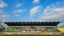 Aksi koreografi yang ditampilkan kelompok pendukung PSS Sleman, Brigata Curva Sud (BCS), pada pertandingan melawan Persebaya Surabaya di Stadion Maguwoharjo, Sleman, Sabtu (26/8/2023). (Bola.com/Radifa Arsa)