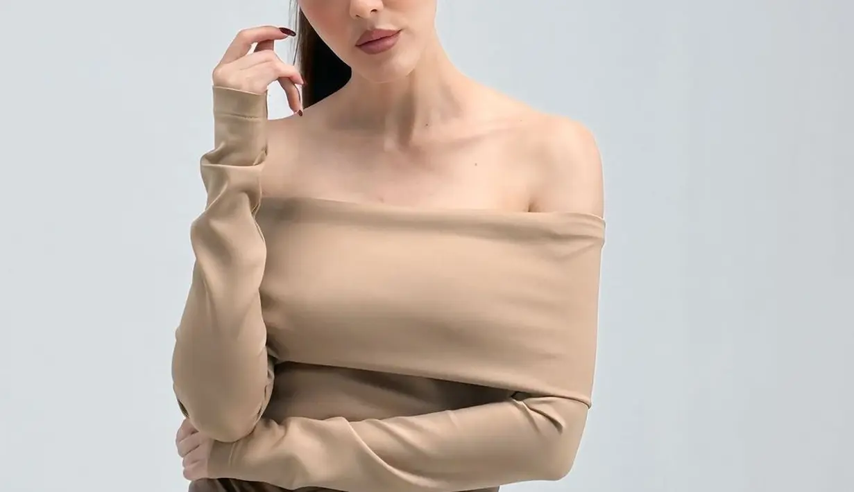 Kenakan outfit yang sama, Cathy Sharon hadirkan pesona yang berbeda dengan lipstik nude [@cathysharon]