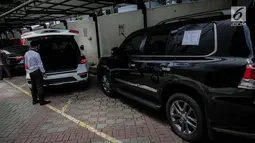 Mobil Lexus yang akan dilelang terparkir di halaman Gedung KPK lama, Jakarta, Senin (20/11). Kendaraan mewah milik terpidana korupsi tersebut akan dilelang KPK 24 November 2017. (Liputan6.com/Faizal Fanani)