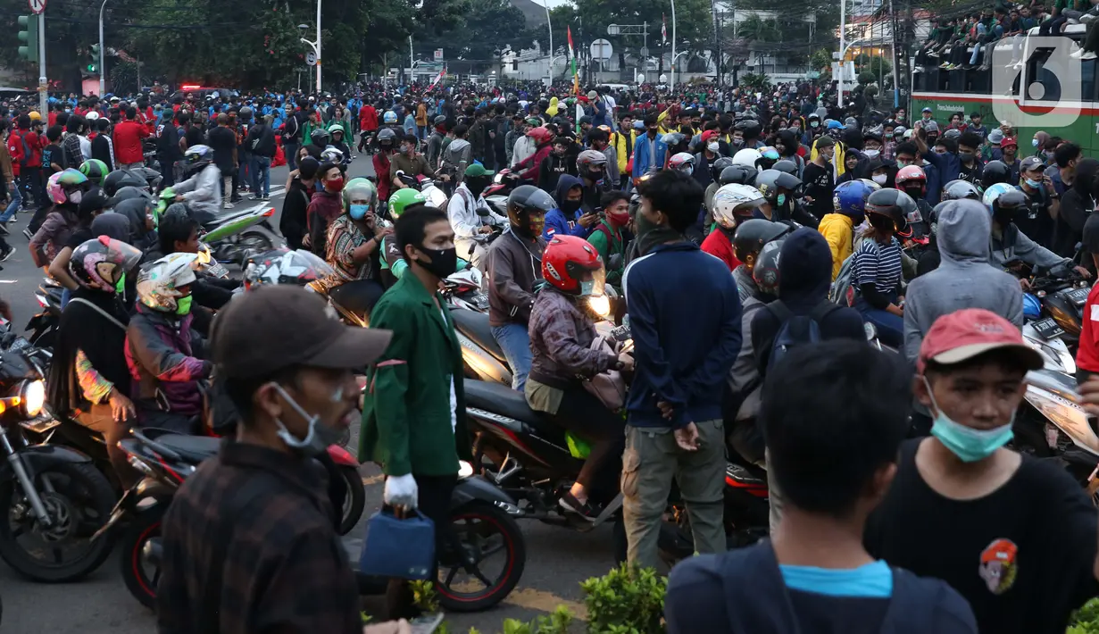 Massa gabungan berkumpul di kawasan Gondangdia, Jakarta, Kamis (8/10/2020). Massa gabungan berunjuk rasa menentang disahkan Omnibus Law UU Cipta Kerja. (Liputan6.com/Helmi Fithriansyah)