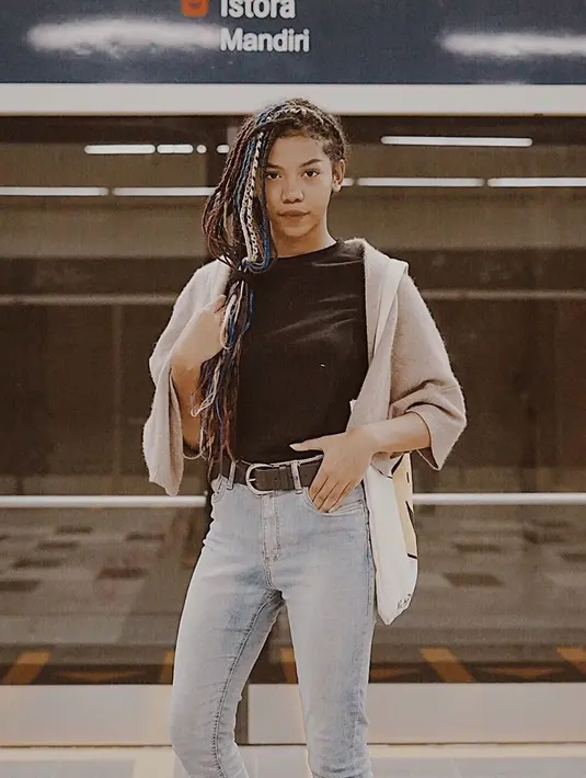 Gaya penampilan simpel tapi menawan juga kerap jadi ciri khas Zsa Zsa Utari. Kenakan kaus hitam dan celana jeans sudah memancarkan aura kece dari Zsa Zsa, Gaya OOTD yang simpel ini panen pujian dari netizen. (Liputan6.com/IG/@zsazsautari)