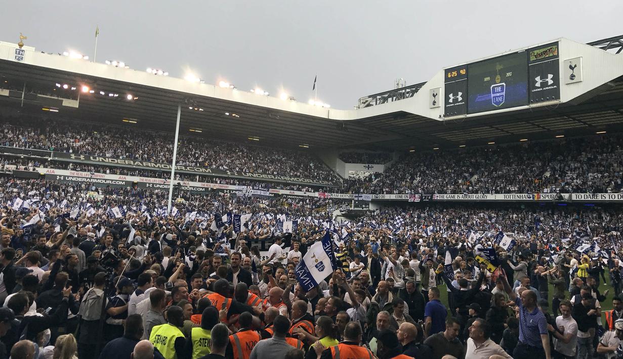 Suporter tumpah ruah di lapangan usai laga Tottenham melawan Manchester United di stadion White Hart Lane, (14/05/2017). Laga tersebut merupakan laga terakhir di White Hart Lane setelah 118 tahun menempati stadion tersebut. (AP/Frank Augstein)