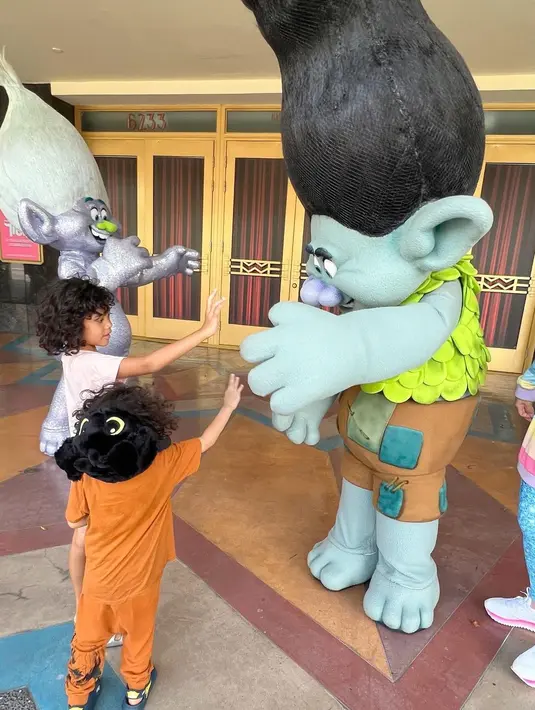 Anak Giring, Jasmina Aishwarya dan Abraham Zahfir Ganesha, bertemu dengan karakter Trolls. (Foto: Instagram/ cynthiaganesha)