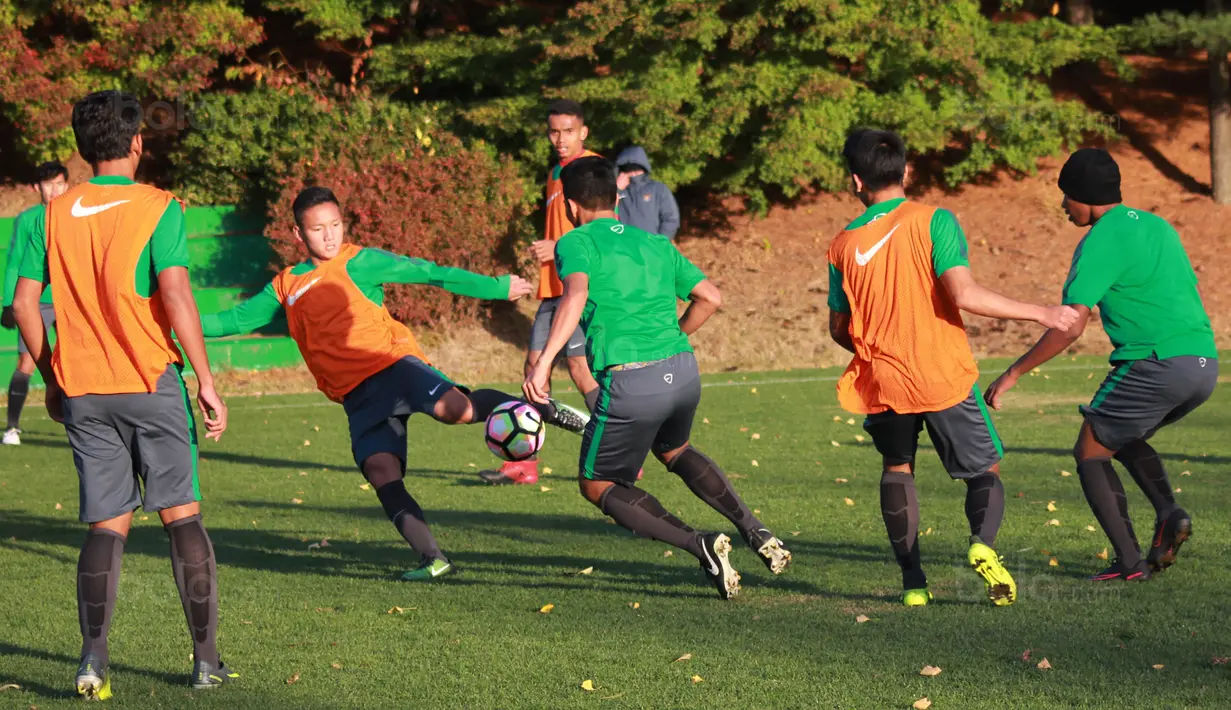 Gelandang Timnas Indonesia U-19, Syahrian Abimanyu, menendang bola saat latihan di Paju National Football Centre, Gyeonggi, Minggu (29/10/2017). Persiapan dilakukan Timnas U-19 jelang laga Kualifikasi Piala Asia 2018. (Bola.com/Media PSSI)