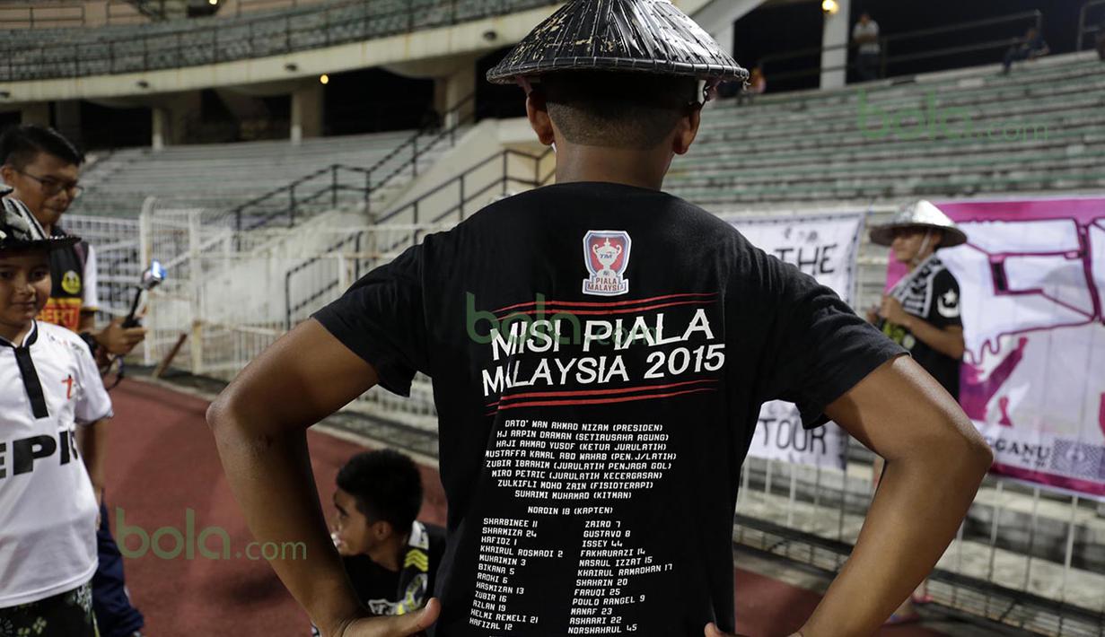 Suporter (Penyokong) hadir memberi dukungan kepada T-Team saat berlaga pada babak play-off melawan ATM FA di Stadion Perak, Malaysia, Sabtu (30/01/2016). (Bola.com/Nicklas Hanoatubun)
