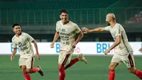 Bek Bali United, Elias Dolah (tengah) disambut rekan-rekannya setelah mencetak gol ke gawang Bhayangkara FC pada lanjutan BRI Liga 1, Minggu (8/10/2023). (Bola.com/Alit Binawan)