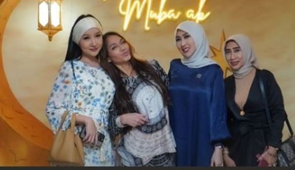 Dalam momen tersebut, Lucinta Luna juga mengungkapkan kebahagiaannya bisa bertemu lagi dengan Bunda Corla. Tampak keakraban di antara mereka berdua. Selain Lucinta Luna, wanita kelahiran Medan pada 9 September 1974 itu juga tampak mengikuti acara bukber bareng beberapa wanita sosialita. (Liputan6.com/IG/@tamarindandlime_jkt)
