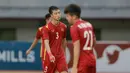 Pemain Timnas Vietnam U-19, Trinh Hoang Canh tertunduk lesu usai dikalahkan Timnas Malaysia U-19 pada laga semifinal Piala AFF U-19 2022 di Stadion Patriot Candrabhaga, Bekasi, Rabu (13/7/2022). (Bola.com/M Iqbal Ichsan)