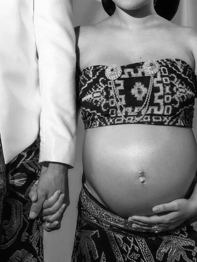 7 Maternity Shoot Jennifer Coppen Bareng Dali Wassink dengan Busana Adat Bali