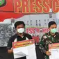 Petugas memampang dua WN Inggris yang kabur saat akan dikarantina. (Liputan6.com/Pramita Tristiawati)