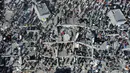 Warga dan petugas penyelamat mencari di antara puing-puing setelah gempa bumi melanda Cali, Kolombia, pada hari Senin, 10 Agustus 2026. (Foto AP/Santiago Saldarriaga)