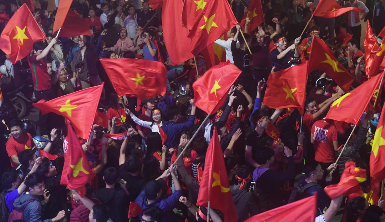 Sejumlah warga konvoi merayakan keberhasilan Vietnam mengalahkan Qatar pada semifinal Piala AFC U-23 di Hanoi, Rabu (23/1/2018). Vietnam berhasil lolos ke final untuk menantang pemenang antara Uzbekistan dan Korea Selatan. (AFP/Hoang Dinh Nam)