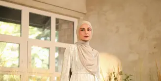 Pashmina berbahan ceruty dengan karakteristik flowy dan jatuh dapat dikenakan dengan gaya menutup dada. Seperti yang dikenakan oleh Shireen Sungkar, tampilan ini semakin manis dengan tambahan bros silver yang mempercantik hijab. [@shireensungkar].
