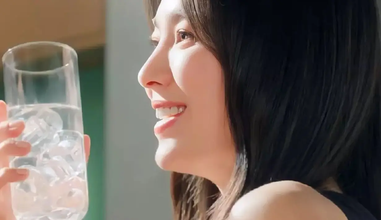 Song Hye Kyo baru saja mengunggah konten terbaru di Instagramnya. Sebuah video yang memperlihatkan dirinya di iklan mesin pembuat es batu. Foto: Instagram.