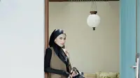Aghnia Punjabi berpose mengenakan rompi warna mocha dan rok warna hijau pucat, menggandeng tas Hermes Picotin 18 warna hitam. (dok. Instagram @emyaghnia/https://www.instagram.com/p/CwKe-3CR-RN/?utm_source=ig_web_copy_link/Rusmia Nely)