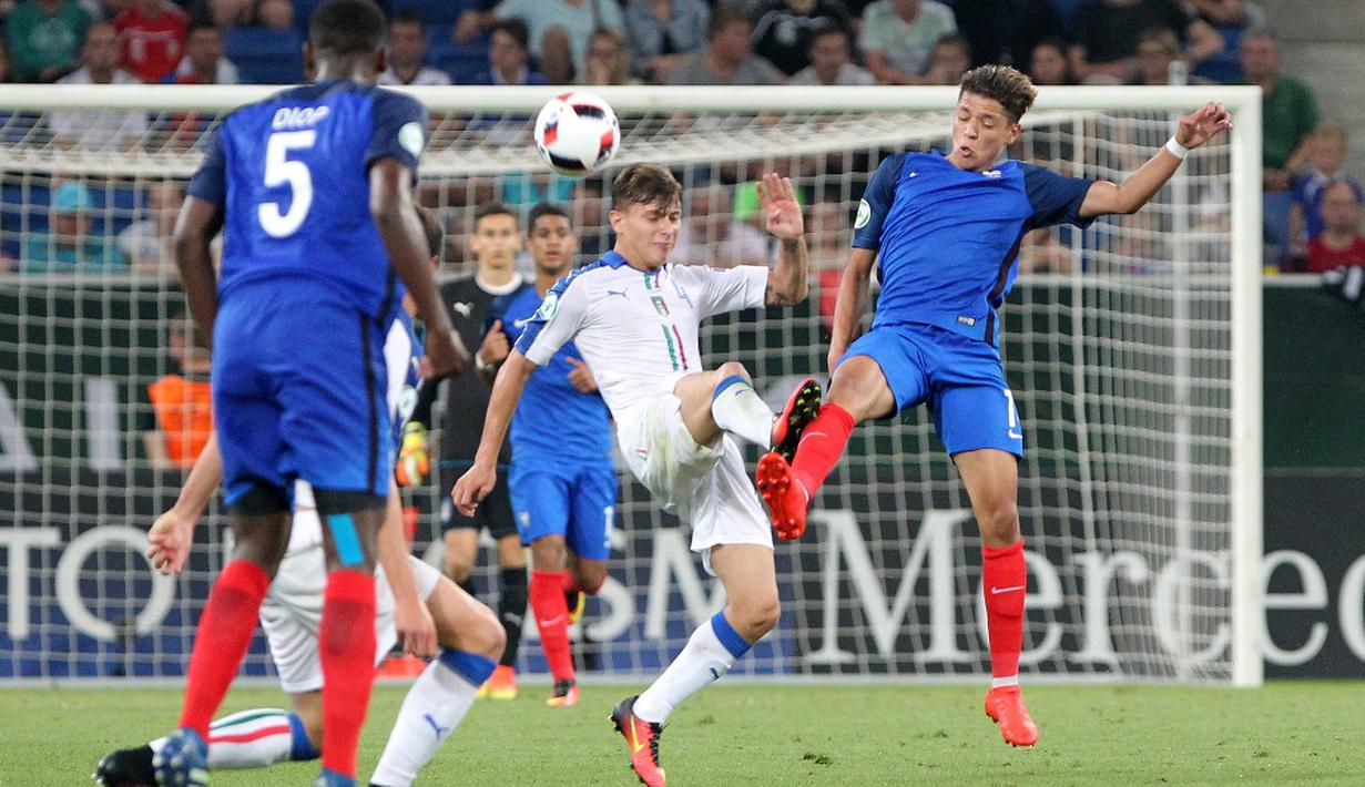 Pemain Italia, Nicolò Barella (tengah), berebut bola dengan pemain Prancis, Amine Harit, dalam final Piala Eropa U-19 di Sinsheim, Jerman, (24/7/2016). (AFP/Daniel Roland)