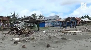 Lokasi wisata Pantai Ammani di Pinrang, Sulawesi Selatan diterjang angin kencang dan sebabkan puluhan rumah rusak.