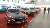 Salah satu kategori yang ada di ajang otomotif tahunan Kustomfest 2016 adalah muscle car. Tahun ini ada belasan yang berpartisipasi (Rio Apinino/Liputan6).