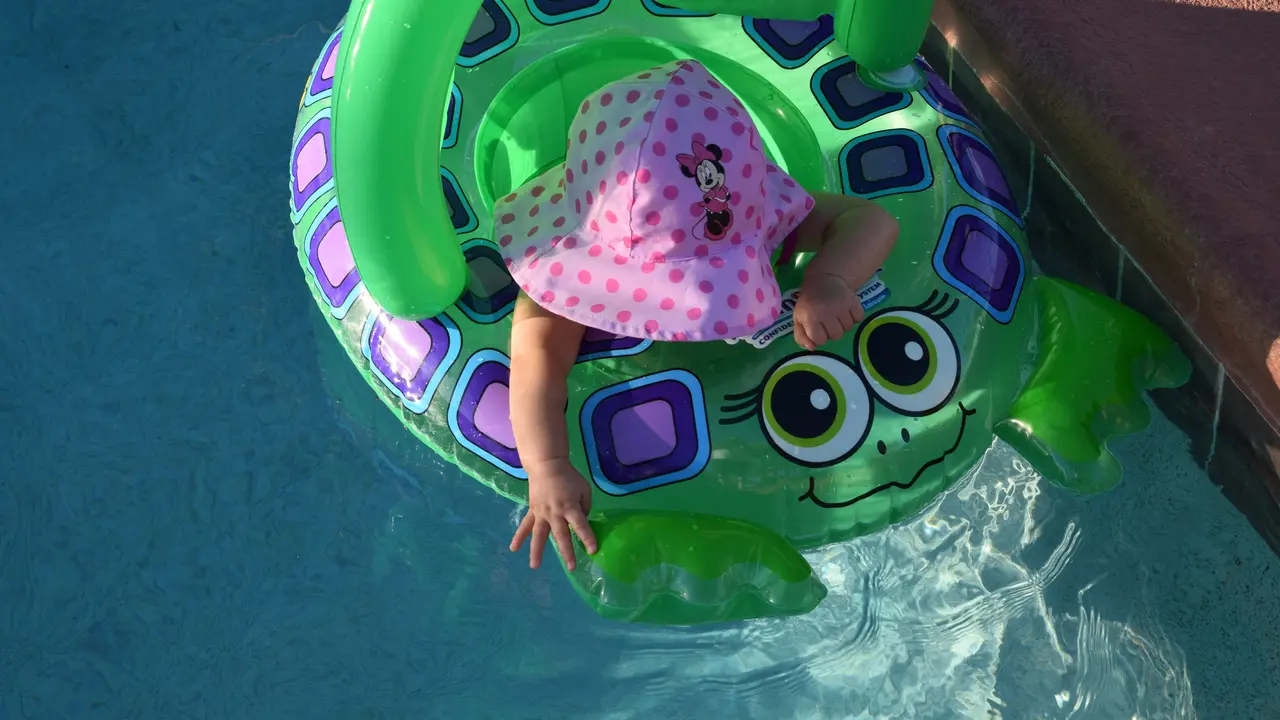 Ilustrasi bayi ABK berenang. Photo by Terry Jaskiw on Unsplash