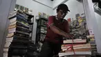 Pedagang  merapikan buku di salah satu kios Wisata Buku, Pasar Kenari, Jakarta, Selasa (20/8/2019). Sentra buku ini merupakan pindahan dari kios di Kwitang dan Pasar Senen. (merdeka.com/Iqbal S. Nugroho)