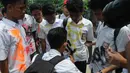 Pelajar SMK Kemala Bhayangkari 1 Jakarta, mencoret seragam rekannya usai mengikuti Ujian Nasional (UN), Kamis (16/4/2015). Aksi tersebut dilakukan sebagai bentuk kegembiraan usai mengikuti UN. (Liputan6.com/Herman Zakharia)
