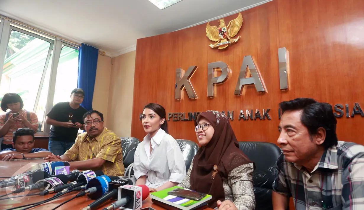 Tsania Marwa memberikan keterangan pers di kantor KPAI, Menteng, Jakarta, Selasa (2/5). Kedatangan Tsania untuk mengadukan masalah sulit bertemu kedua anaknya yang kini diasuh suaminya, Atalarik Syah. (Liputan6.com/Herman Zakharia)