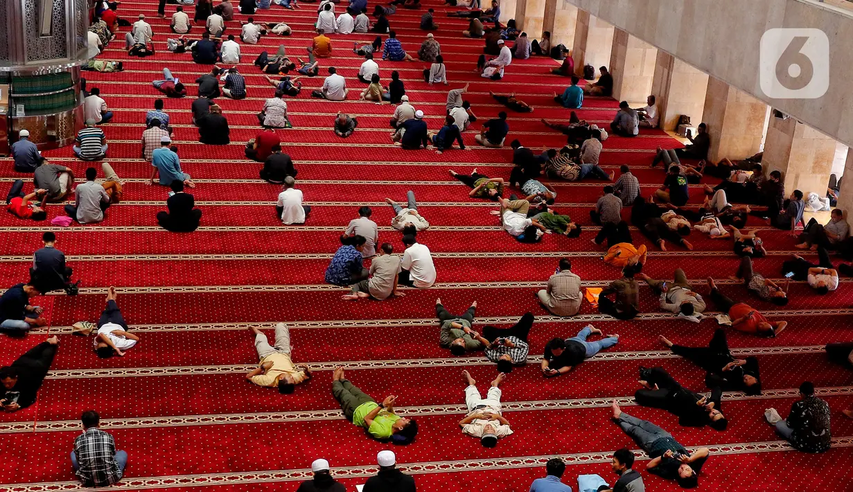 Waktu luang diisi warga dengan berbaring dan beristirahat di masjid saat menunggu waktu berbuka puasa.  (Liputan6.com/Angga Yuniar)