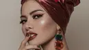 Perpaduan eyeshadow gelap dan oranye menambah penampilan Nikita Mirzani semakin cantik. Ditambah dengan lipstik merah, penampilan Nikita Mirzani dengan makeup tebal tetap dipuji cantik netizen. (Liputan6.com/IG/@nikitamirzanimawardi_17)
