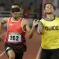 Pelari Indonesia, Abdul Halim Dalimunthe, melakukan selebrasi usai finis di posisi dua nomor 100M T11 pria pada Asian Para Games di SUGBK, Jakarta, Rabu (10/10/2018). Abdul Halim meraih medali perak. (Bola.com/M Iqbal Ichsan)