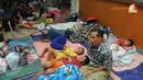 Orangtua tampak dengan setia menemani anaknya yang harus tidur di pengungsian (Liputan6.com/Herman Zakharia).