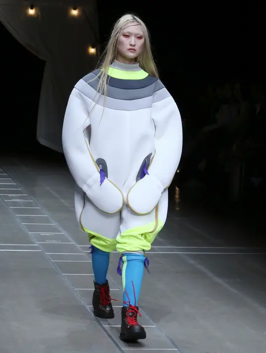 Model berjalan di atas catwalk mengenakan busana karya Yurie Fujita, Katsuya Miyazaki dan Futaba Hongo pada Koleksi Musim Gugur / Musim Dingin 2018 di Tokyo Fashion Week di Tokyo, Jepang (19/3). (AP Photo / Koji Sasahara)