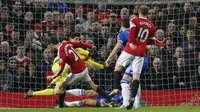 Kiper Chelsea Thibaut Courtois dengan gemilang memblok bola sepakan gelandang MU Ander Herrera dalam lanjutan Liga Premier Inggris di Old Trafford, Selasa (29/12/2015). (Liputan6.com/Reuters / Phil Noble Livepic)